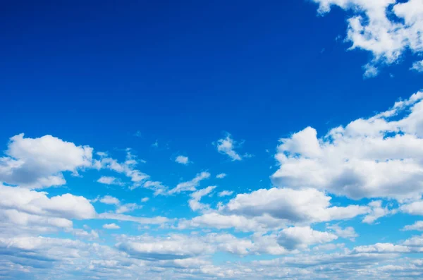 青空に白い雲 — ストック写真