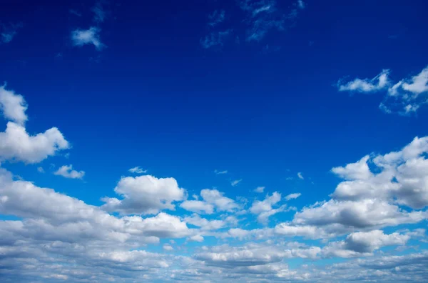 青空に白い雲 — ストック写真