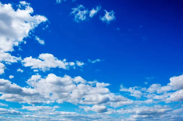Синій Фон Неба Білими Хмарами — стокове фото