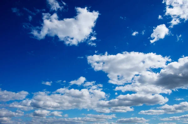 青空に白い雲 — ストック写真