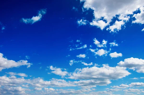 青空に白い雲 — ストック写真