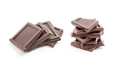 Beyaz arkaplanda izole edilmiş çikolata yığınları