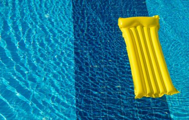 Havuzdaki Suyun Üzerinde Hava Yatağı