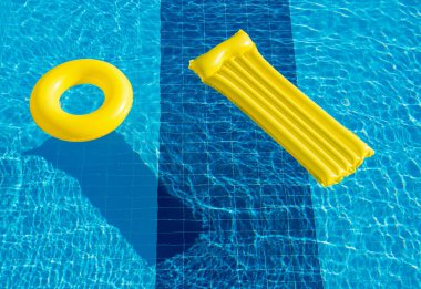 Yüzük ve havuzun mavi suyunda bir yatak.