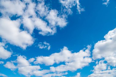 Mavi gökyüzünde beyaz bulutlar.