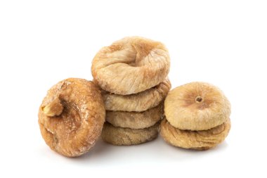 Kurumuş incir meyveleri beyaz arka planda izole