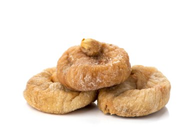 Kurumuş incir meyveleri beyaz arka planda izole