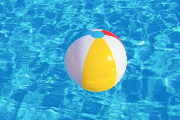 Yüzme Havuzunda Yüzen Renkli Şişme Top — Stok fotoğraf