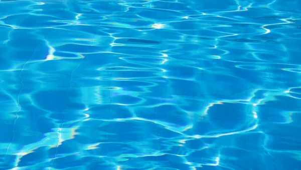 青いスイミングプールの表面 スイミングプールの水の背景 — ストック写真