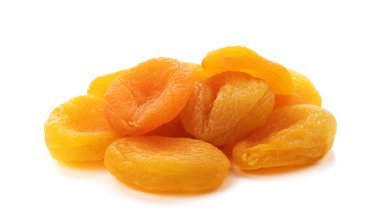 Beyaz arka planda kurumuş kayısılar.