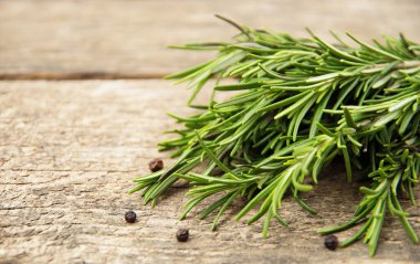 Tahtaya bağlanmış biberiye