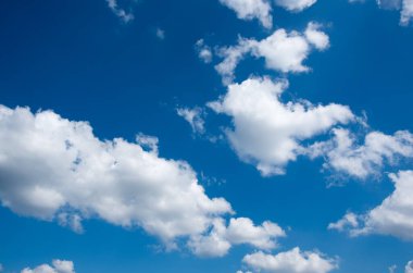 Beyaz bulutlu mavi gökyüzü arkaplanı