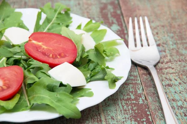 Groene Salade Gemaakt Van Arugula Tomaten Kaas Mozzarella Ballen Sesam — Stockfoto