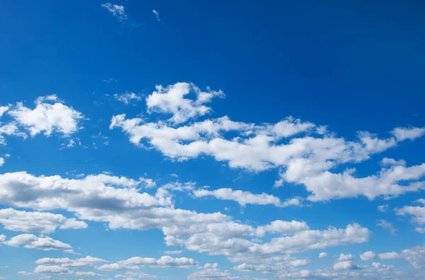 Sfondo Cielo Blu Con Nuvole Bianche — Foto Stock