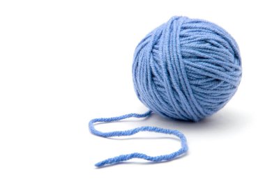 Beyaz arkaplanda iplik yumağı