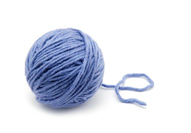 Beyaz arkaplanda iplik yumağı