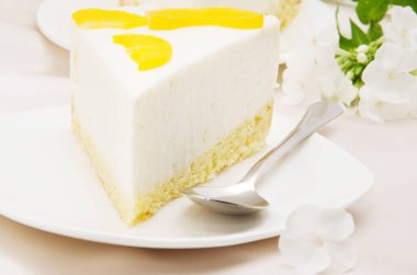 Beyaz tabakta şeftalili cheesecake.