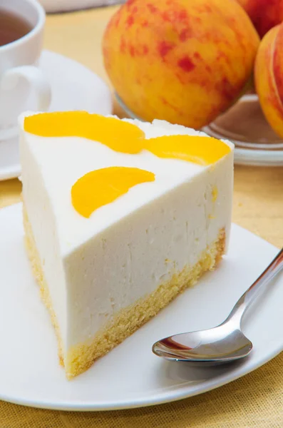 Cheesecake Peaches White Plate — Stock Photo, Image