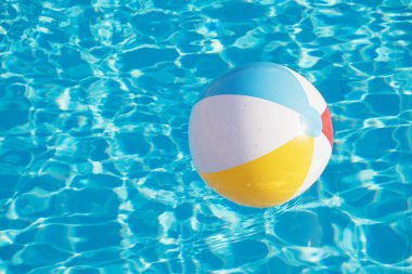 Yüzme havuzunda yüzen renkli şişme top