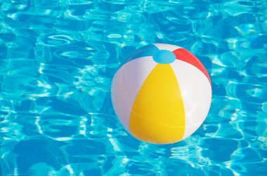 Yüzme havuzunda yüzen renkli şişme top