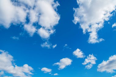 Mavi gökyüzünde beyaz bulutlar.