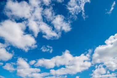 Beyaz bulutlu mavi gökyüzü arkaplanı