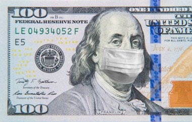 Beyaz arka planda izole edilmiş 100 dolarlık banknottaki Benjamin Franklin. Paranın krizden korunması kavramı.