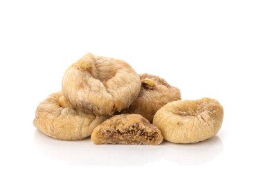 Kurumuş incir meyveleri beyaz arka planda izole