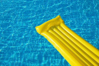 Havuzdaki Suyun Üzerinde Hava Yatağı