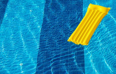 Havuzdaki Suyun Üzerinde Hava Sarı Yatak