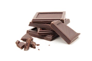 Bir çikolatanın kabaca kesilmiş parçaları.