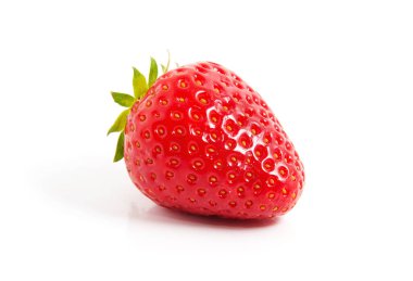 Çilek beyaz arkaplanda izole edildi