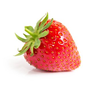 Çilek beyaz arkaplanda izole edildi