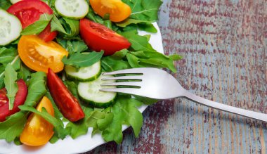 Domatesli taze salata, roka ve salatalık.