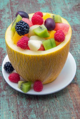 Kavunda taze meyve salatası