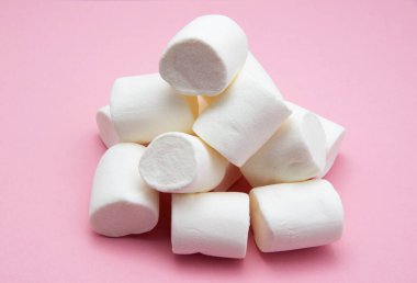 Pembe üzerine lokum yığını.