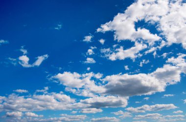 Beyaz bulutlu mavi gökyüzü arkaplanı
