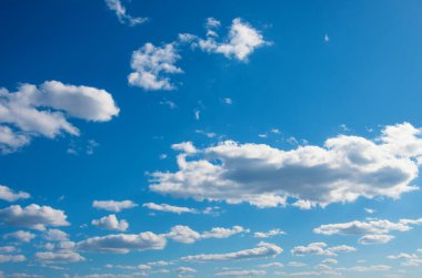 Mavi gökyüzünde beyaz bulutlar.