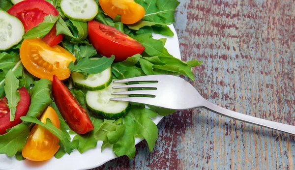 Domatesli taze salata, roka ve salatalık.