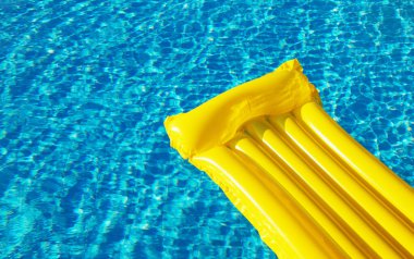 Havuzdaki Suyun Üzerinde Hava Sarı Yatak