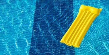 Havuzdaki Suyun Üzerinde Hava Yatağı