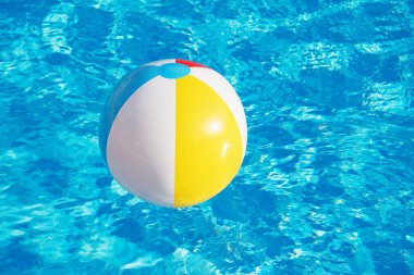 Yüzme havuzunda yüzen renkli şişme top