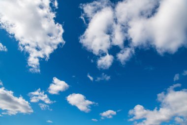 Mavi gökyüzünde beyaz bulutlar.