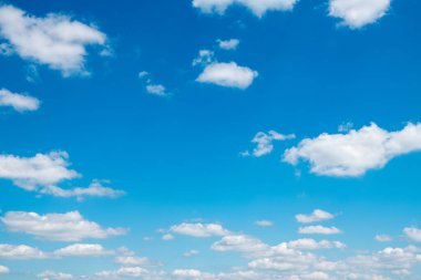 Mavi gökyüzünde beyaz bulutlar.