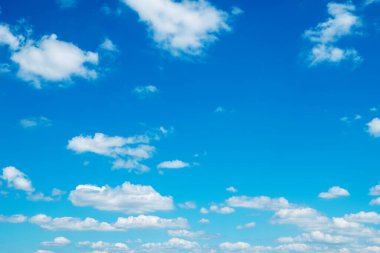 Mavi gökyüzünde beyaz bulutlar.