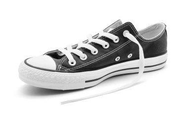 Beyaz arka planda siyah spor ayakkabı