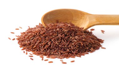 Beyaz arkaplanda yabani kırmızı pirinç yığını