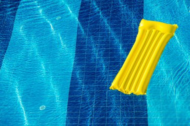 Havuzdaki Suyun Üzerinde Hava Yatağı