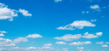 Mavi gökyüzünde beyaz bulutlar.
