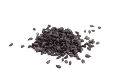 Siyah Susam Tohumları beyaz arkaplanda izole